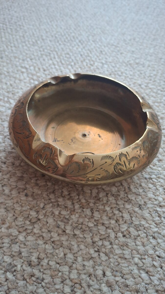 mosazný popelník-tepaný