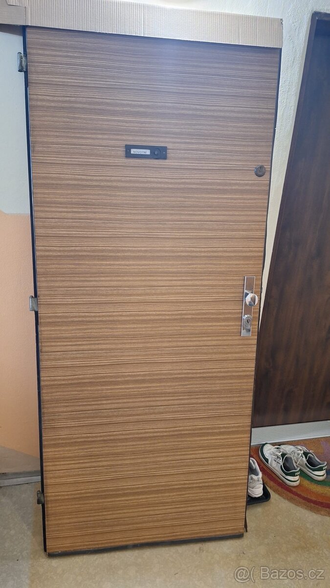 Prodám protipožární vchodové dveře do bytu 80 cm pravé