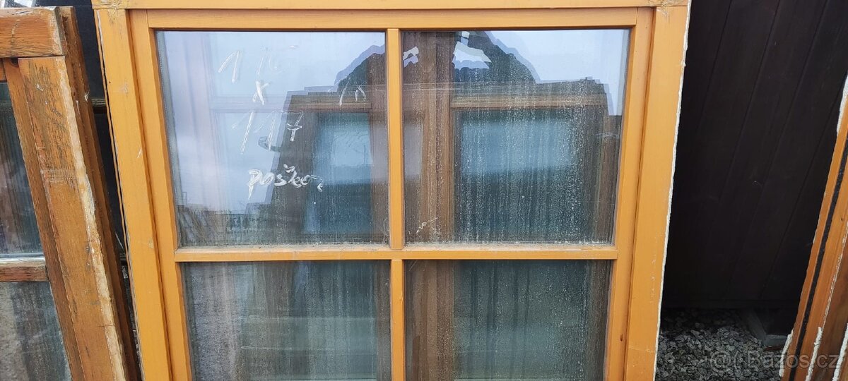 Okno 110 x 117 funkcni ale poskoz ram