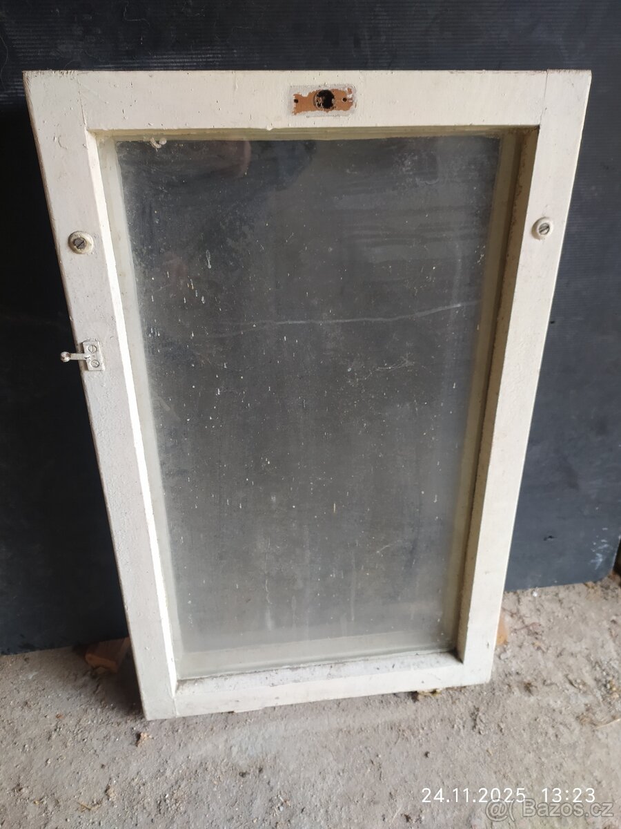 Okno sklopné dvojitě zasklené 80x50 cm.