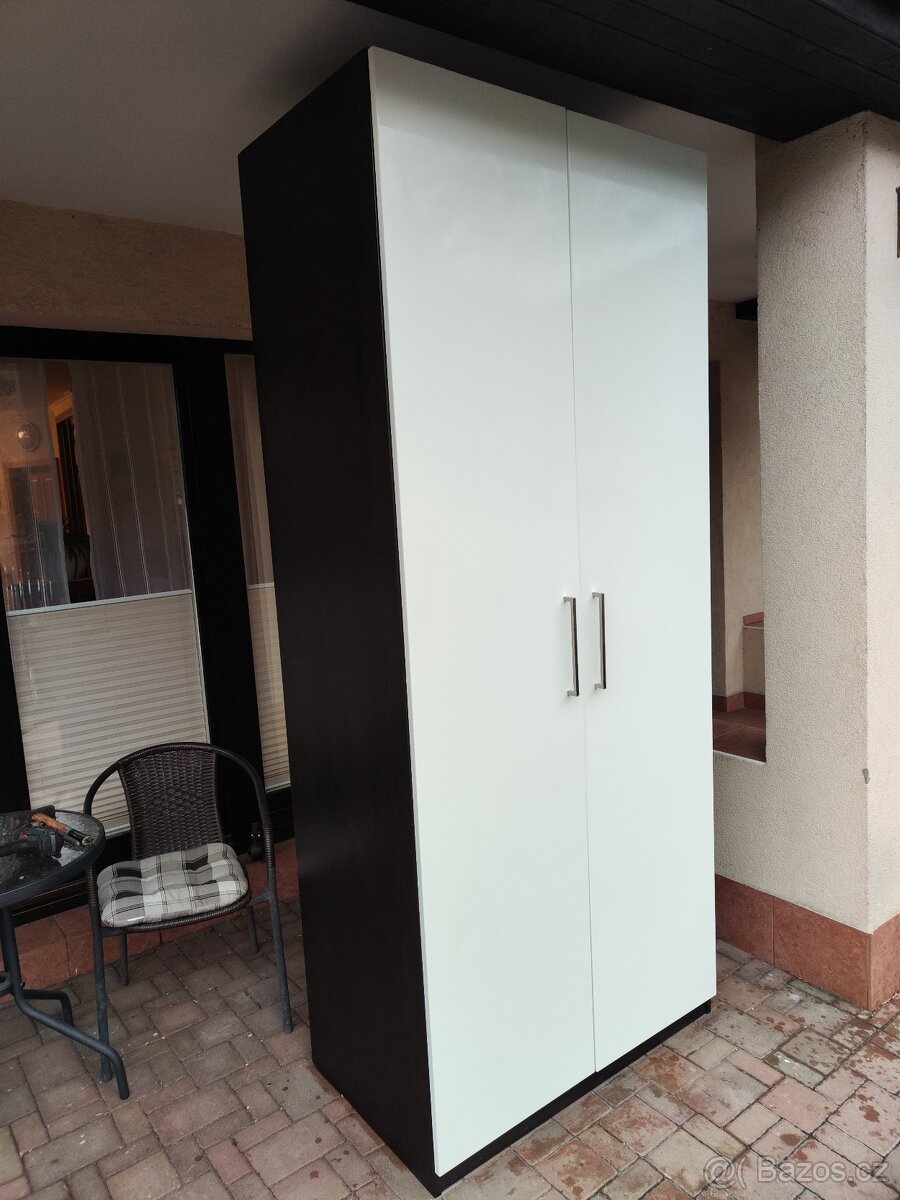 Šatní skříň - dvířka bílý lesk