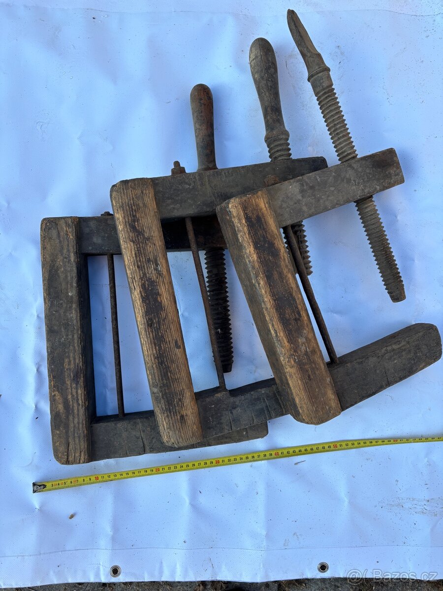 Staré dřevěné truhlářské svorky.