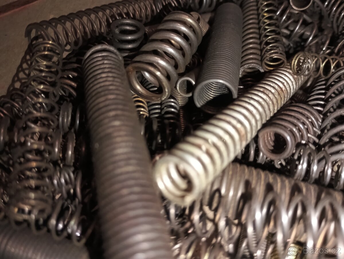 tři krabičky pružin z pozůstalosti nové