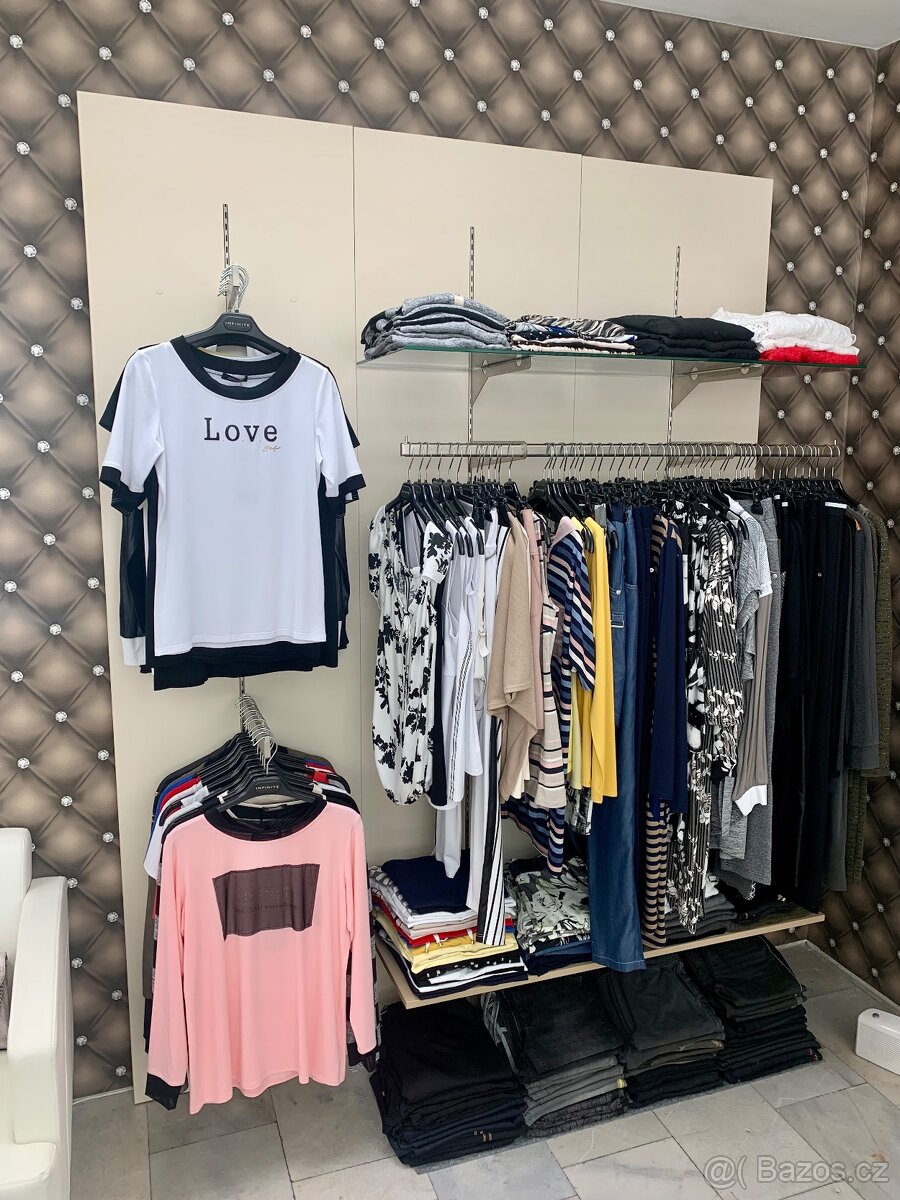 Nábytek do obchodu, stoly, štendry, pult.