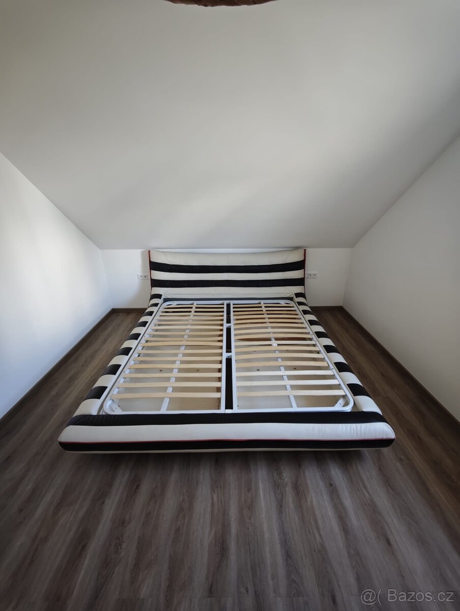 Manželská postel s úložným prostorem