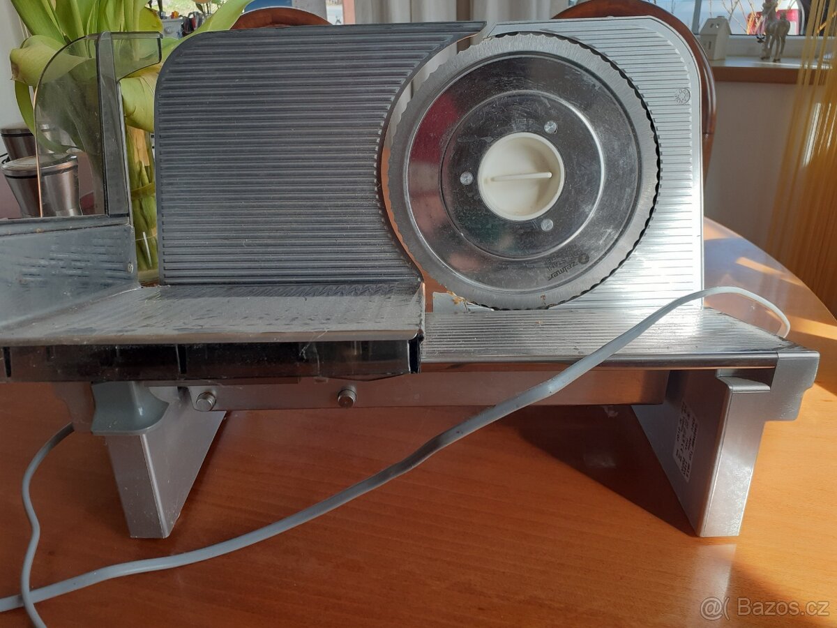 Elektrický kráječ na maso, chléb, uzeniny