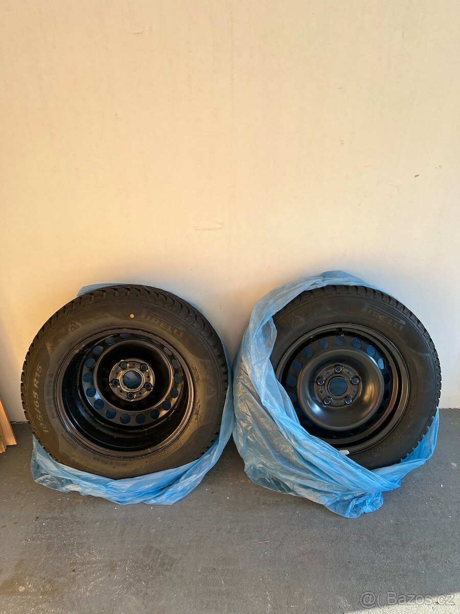 4x Obutá zimní sada kol PIRELLI na ŠKODA OCTAVIA 3 195/65 R1