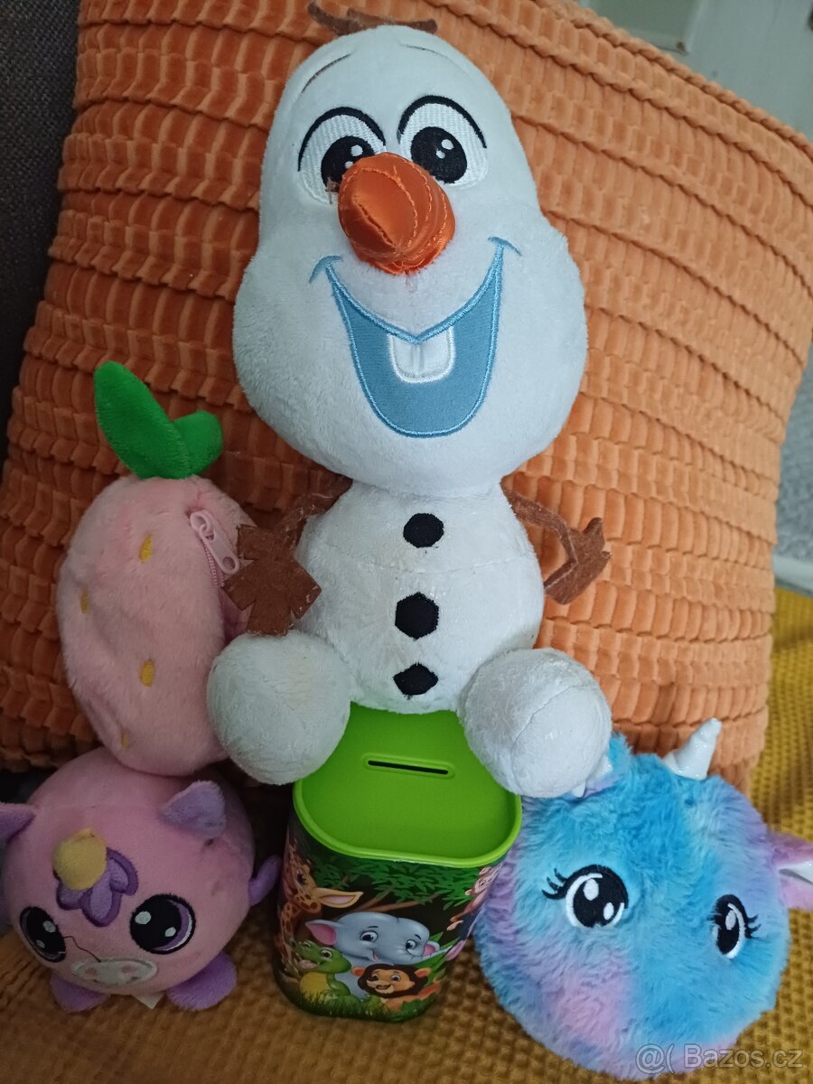 Plyšáci, kabelka a pokladnicka