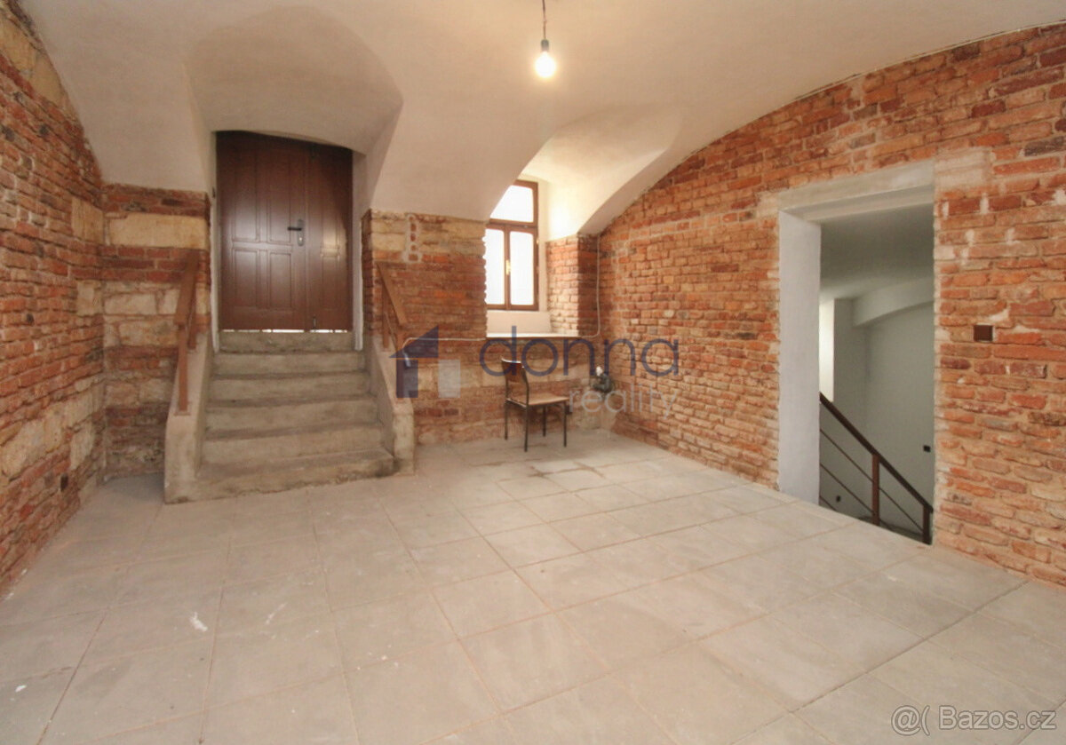 Obchodní prostor, 105m2, -1. podlaží, samostatný vchod, ul.