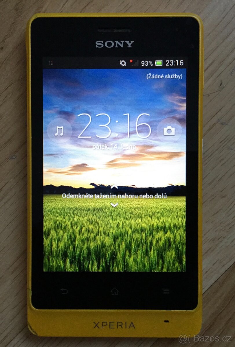 Sony Xperia ST27i – mobilní telefon