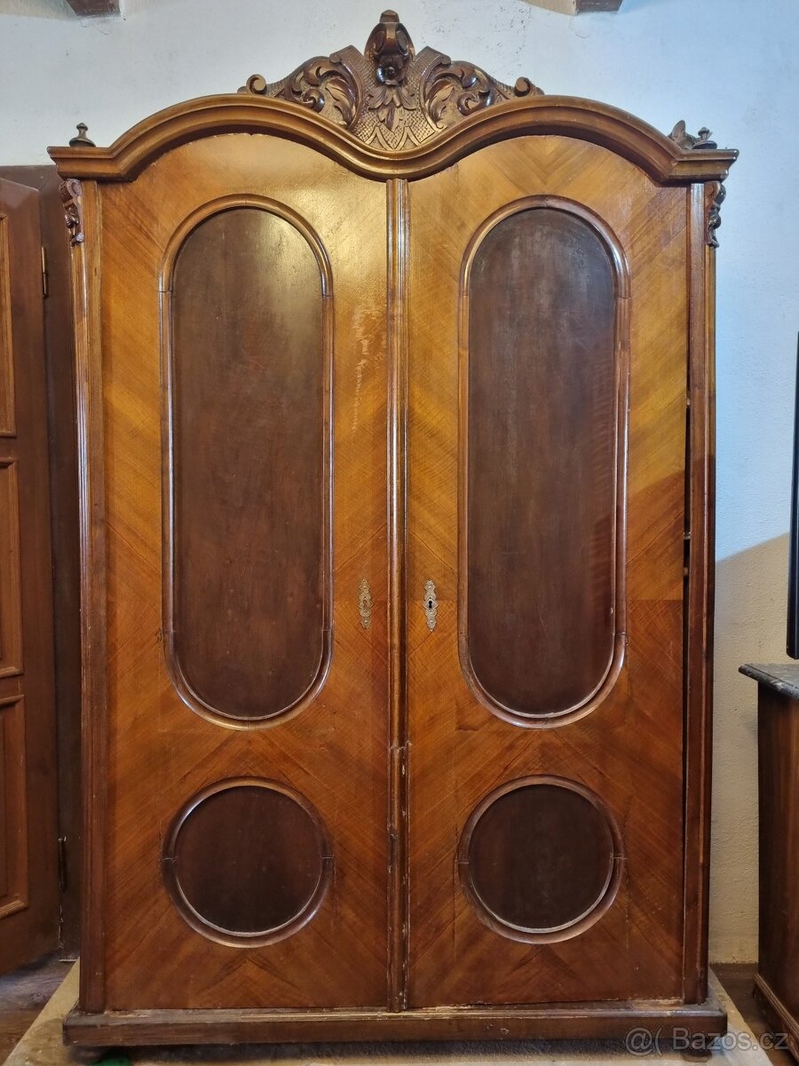 Starožitná skříň vhodná k renovaci