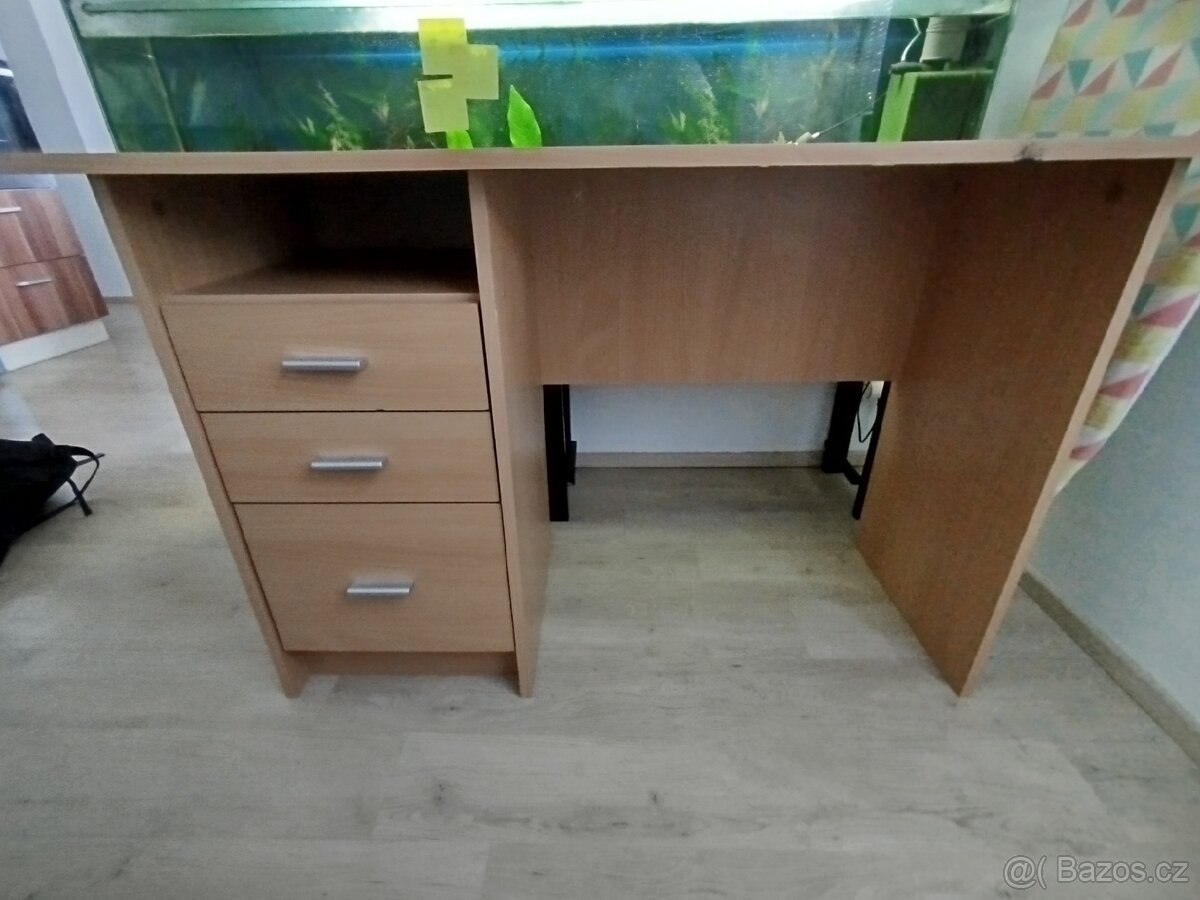 Prodám dětský psací stůl