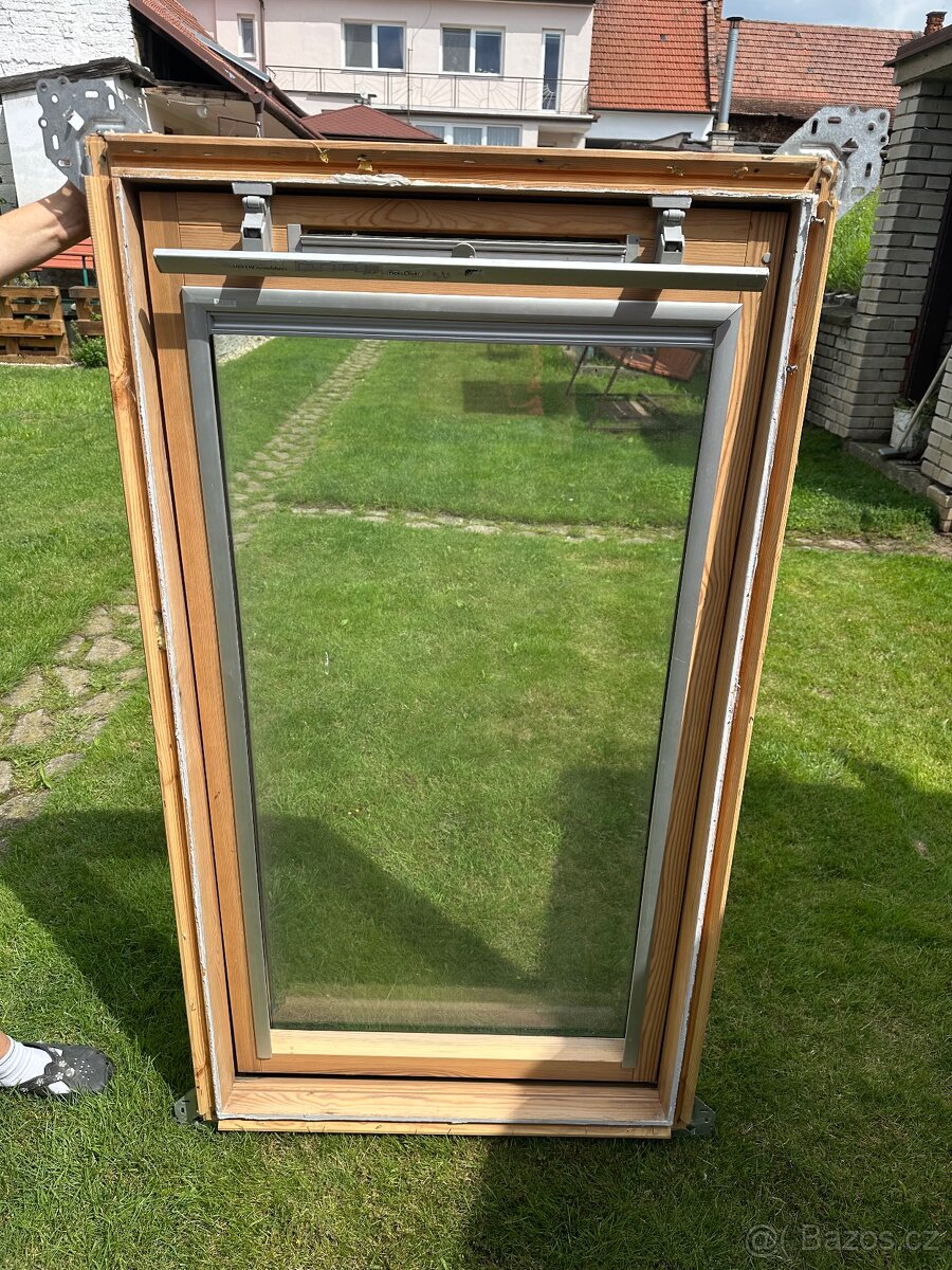 Prodám dřevěné střešní okno Velux 140x78
