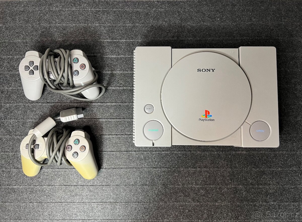 Sony PlayStation 1 + 2x ovladač + hra zdarma