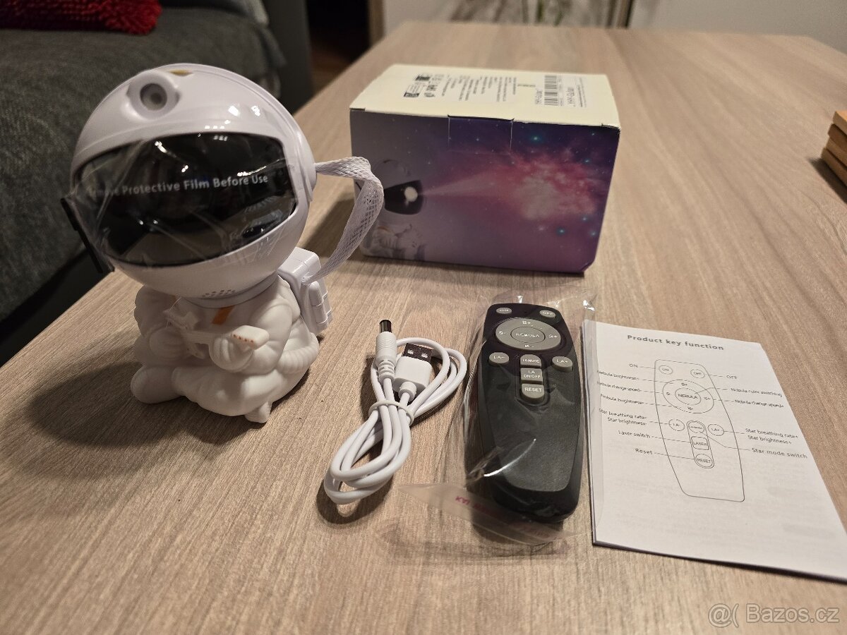 Projektor astronauta s hvězdnou oblohou LED svícením na zeď