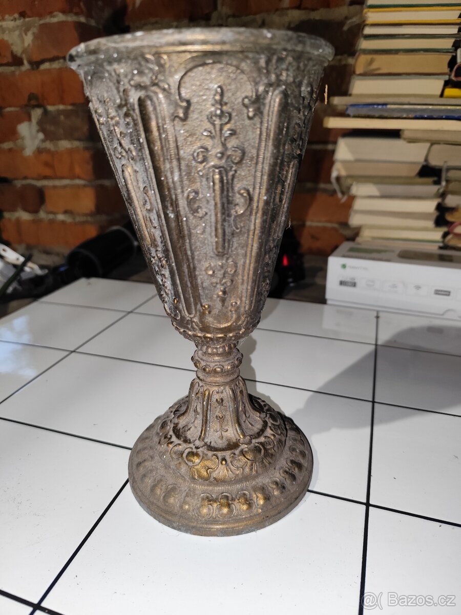 Dekorativní litinový kalich / pohár – starožitný styl