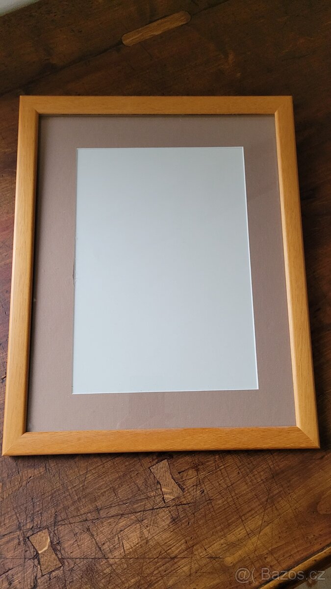 Béžový dřevěný rám na fotku nebo obraz 42×33,5cm
