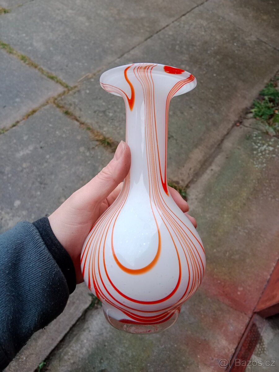 Váza s bílým opálovým a červeným linkovaným dekorem