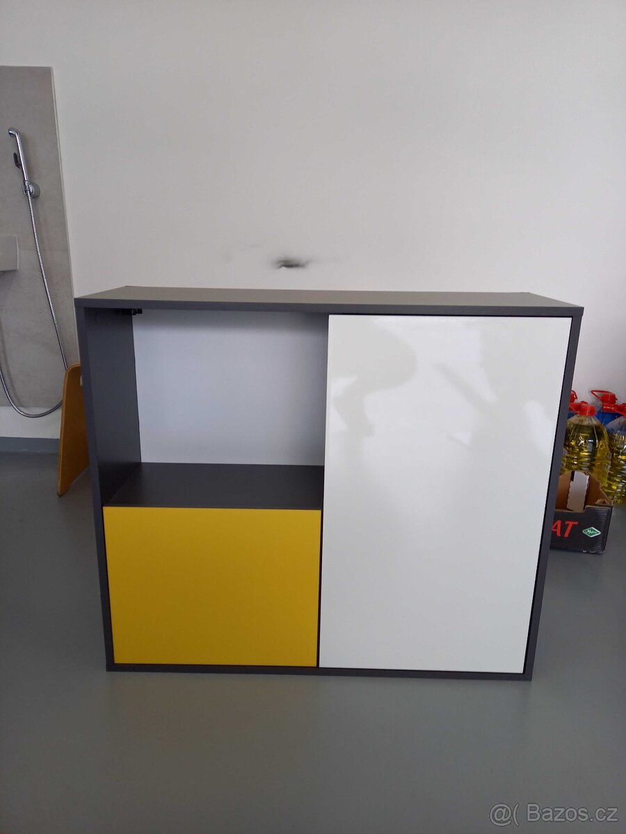 Skříňka police 85 x 80 cm