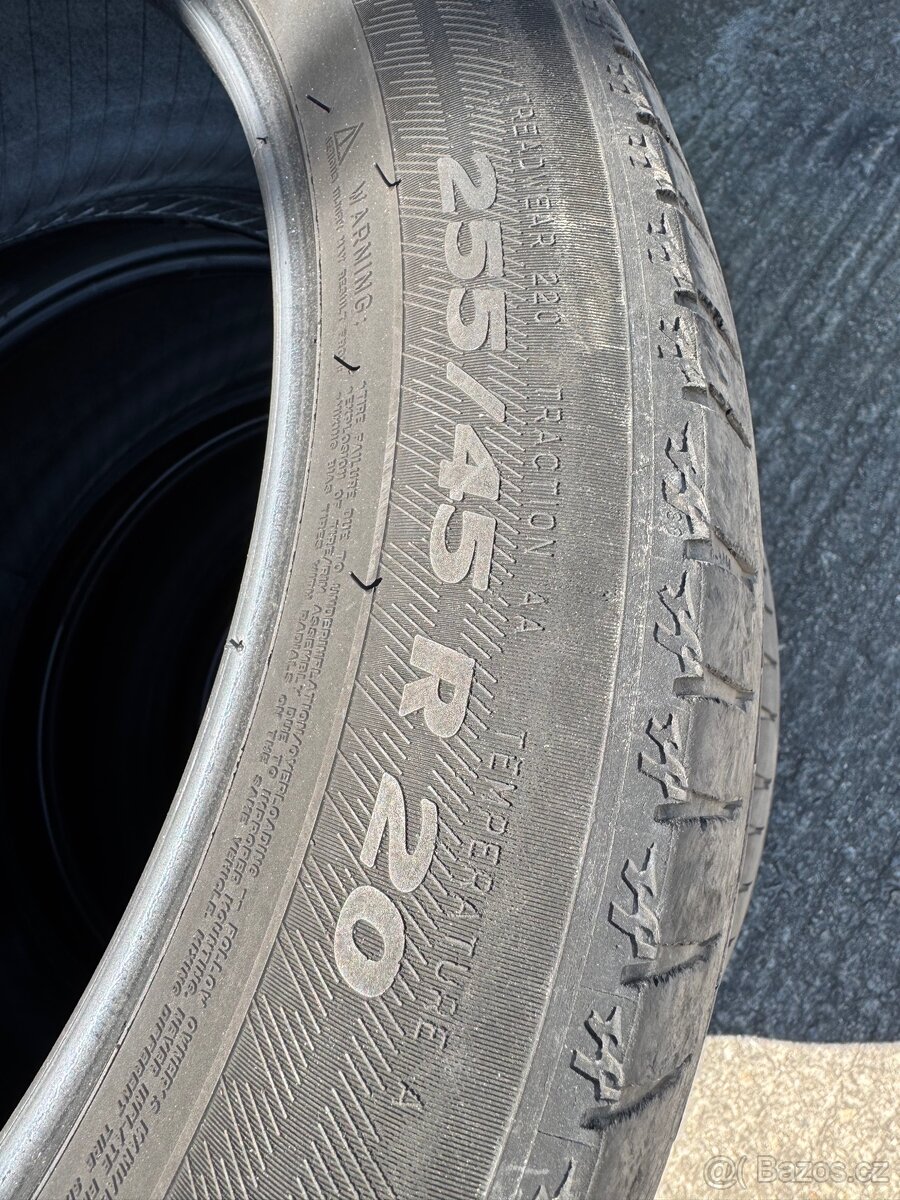 Pneu 255/45R20 Michelin 4mm vzorek