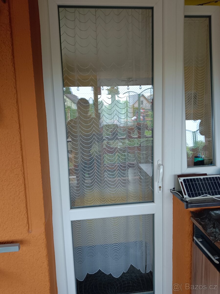 Plastové dveře s oknem