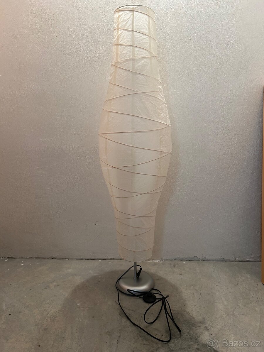 Stojací papírová lampa