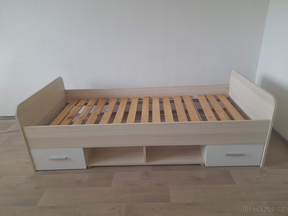 Postel s úložným prostorem
