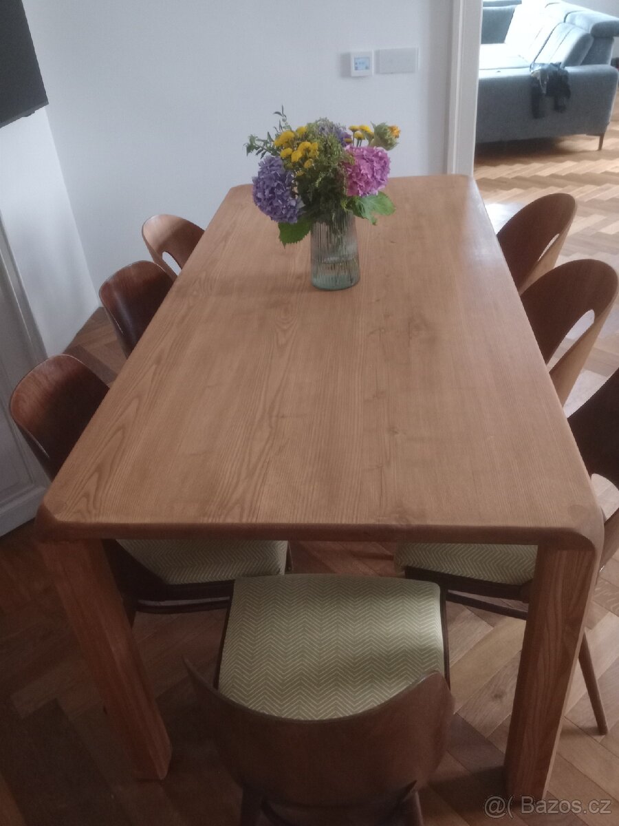 Jídelní stůl