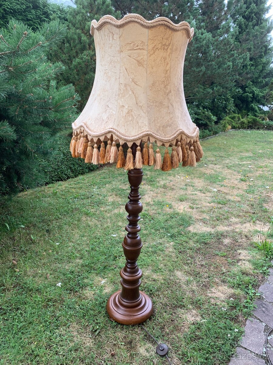 Stylová stojací lampa