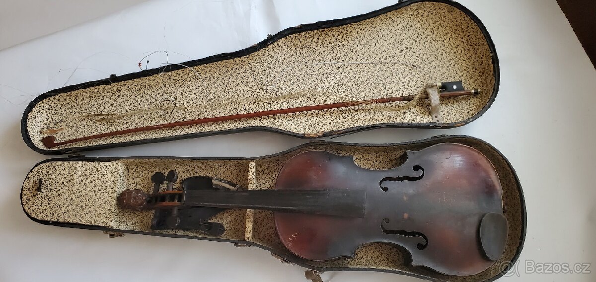 Housle atypicky zdobené.