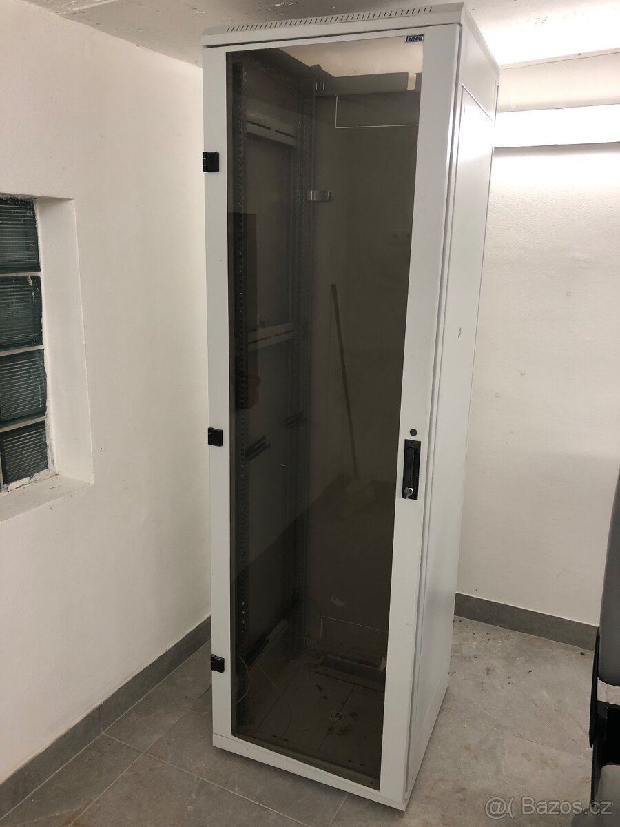 Řadová rozvaděčová skříň