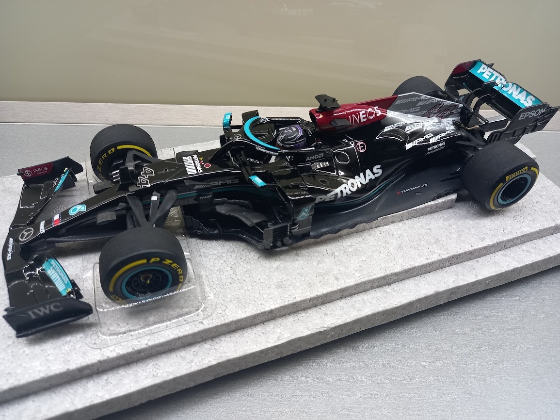 F1 MERCEDES W12 HAMILTON VÍTĚZ BAHRAINU 2021 MINICHAMPS 1:18