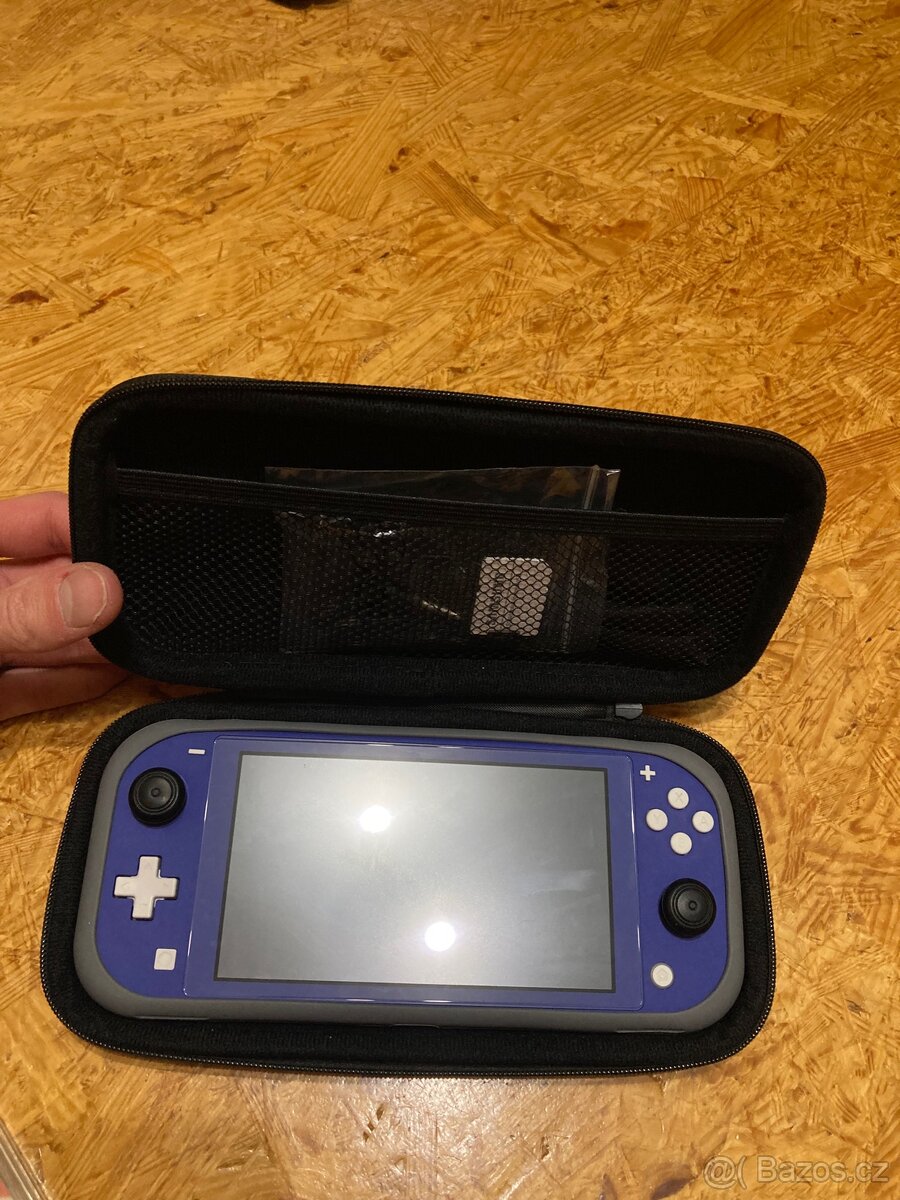 Nintendo switch lite + příslušenství + 6 her