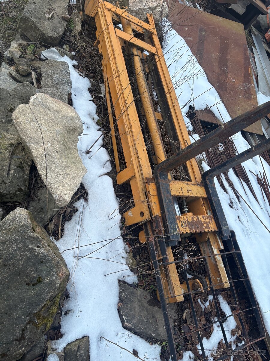 Vysokozdvižný vozík. Sloup na ještěrku nebo traktor + Vidle