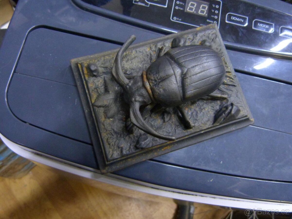 nádherný starožitný mosazný vyklápěcí popelník s motivem roh