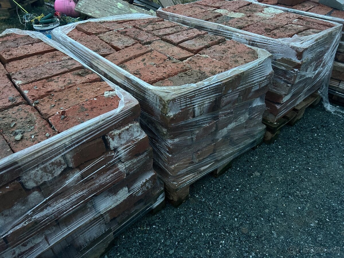 12 palet očištěných cihel