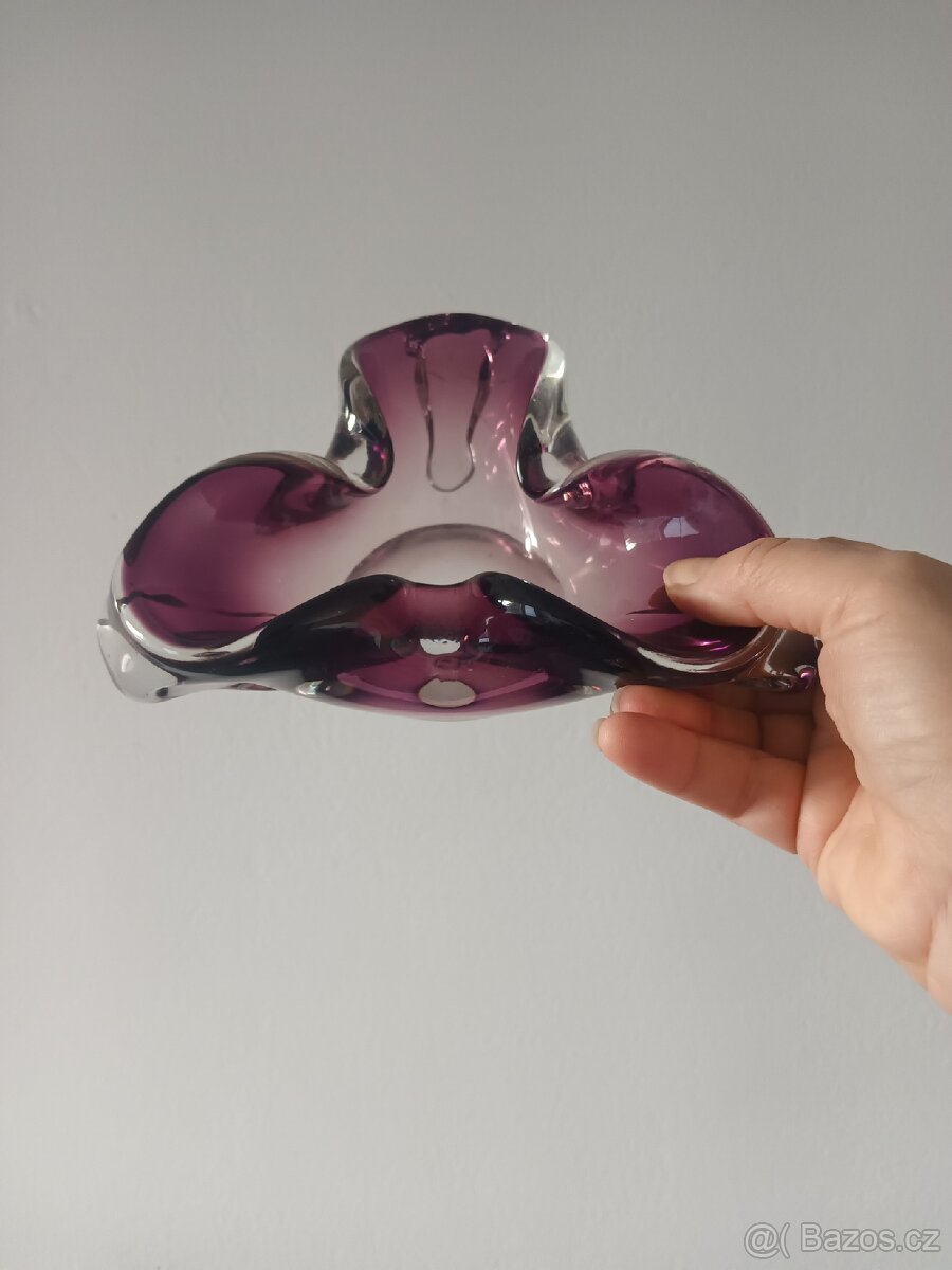 Fialové hutní sklo