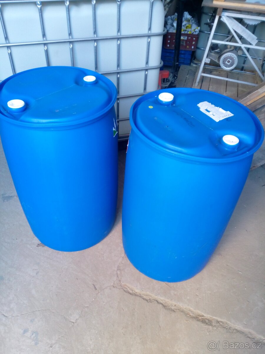 Plastové sudy s víkem 200 litrů