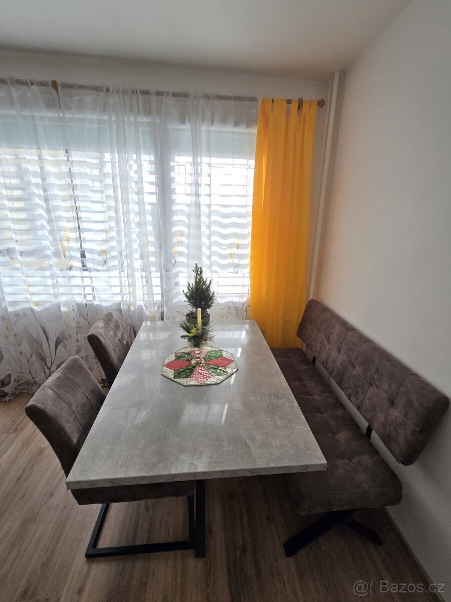 Stůl, židle, lavice