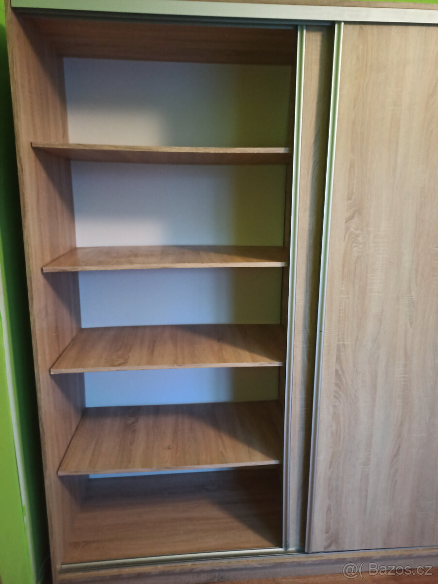 šatní skříň