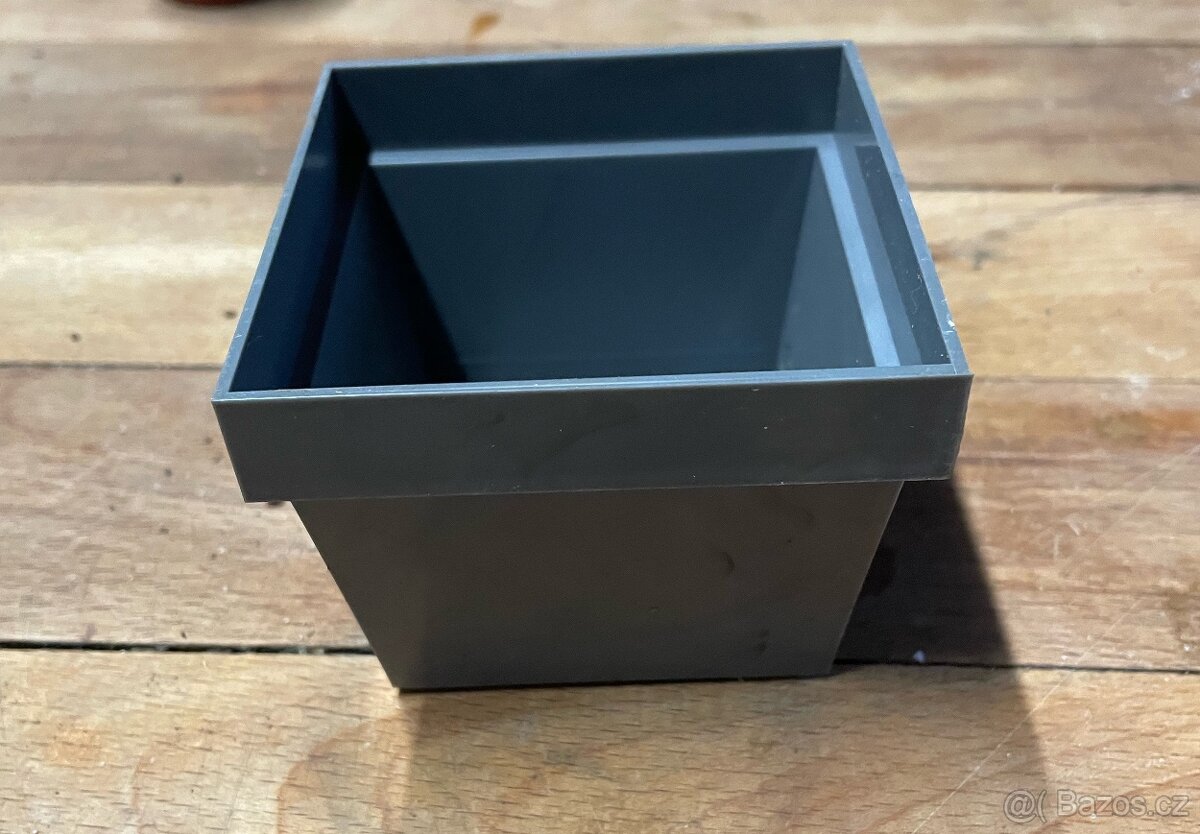 Plastový květináč 8x6,5 cm