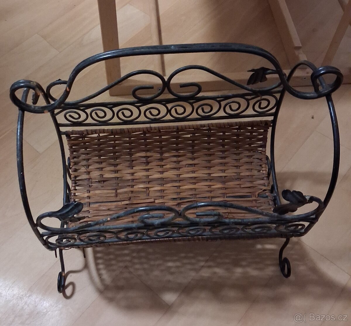 Kovový stojan s proutěným košem