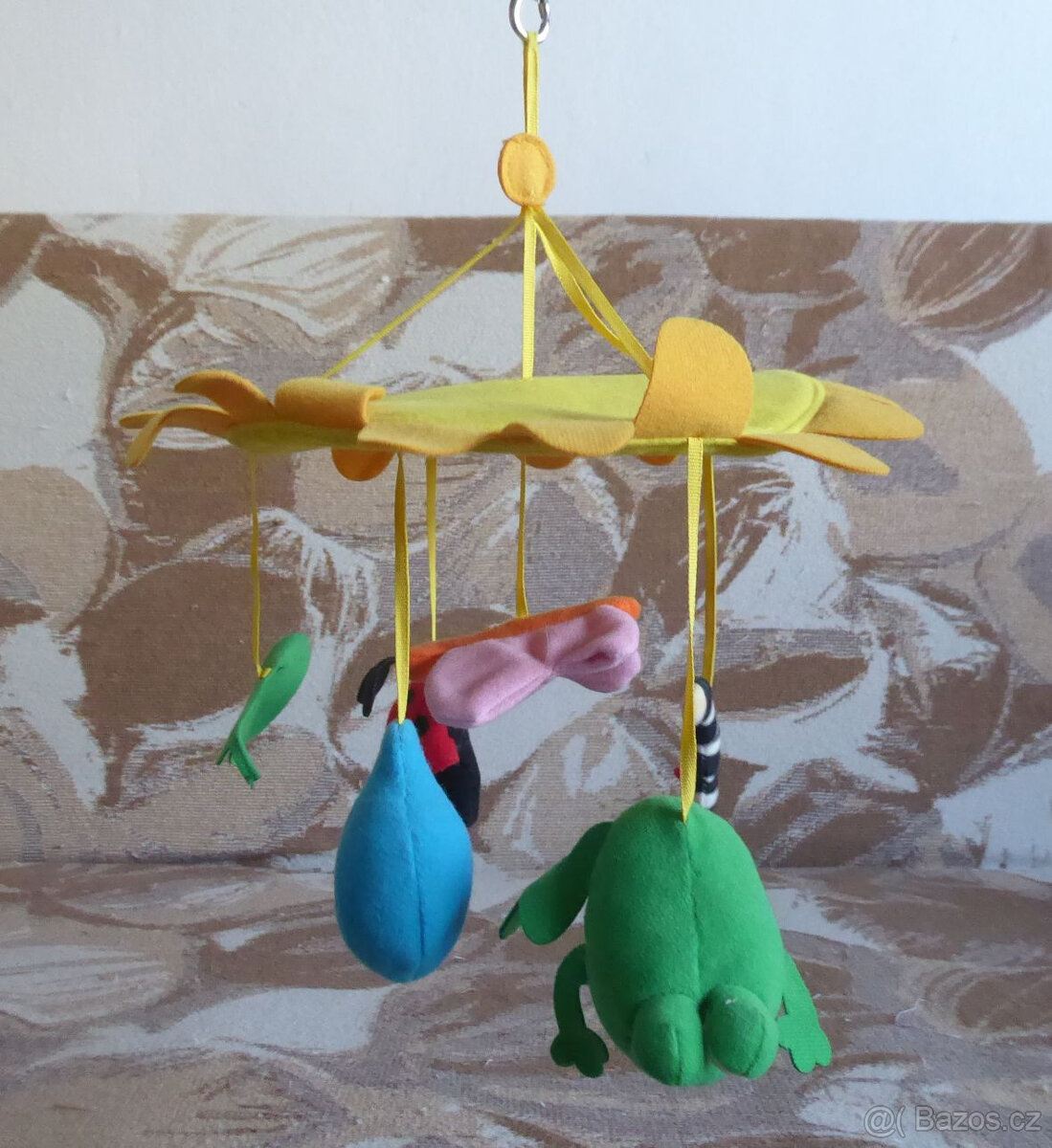 Kolotoč nad postýlku