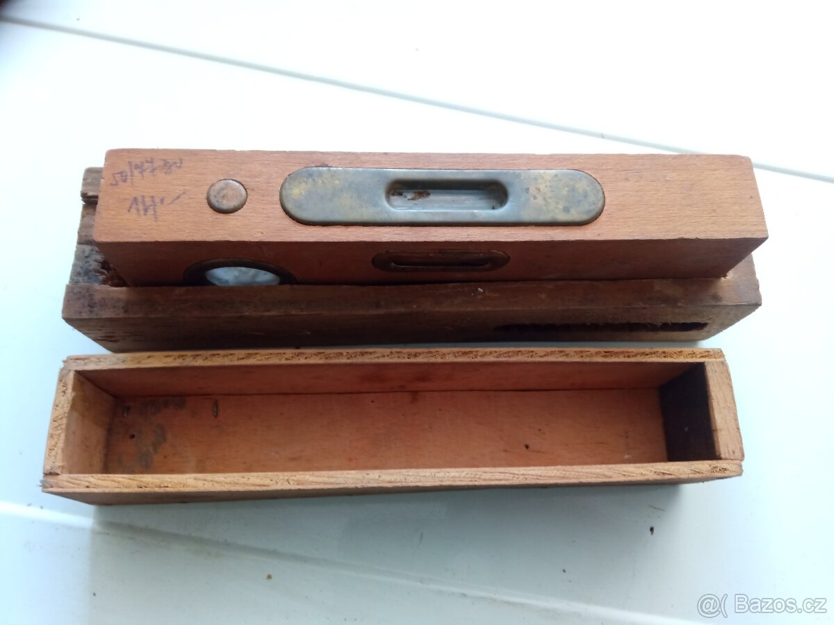 Stará dřevěná vodováha v pouzdře