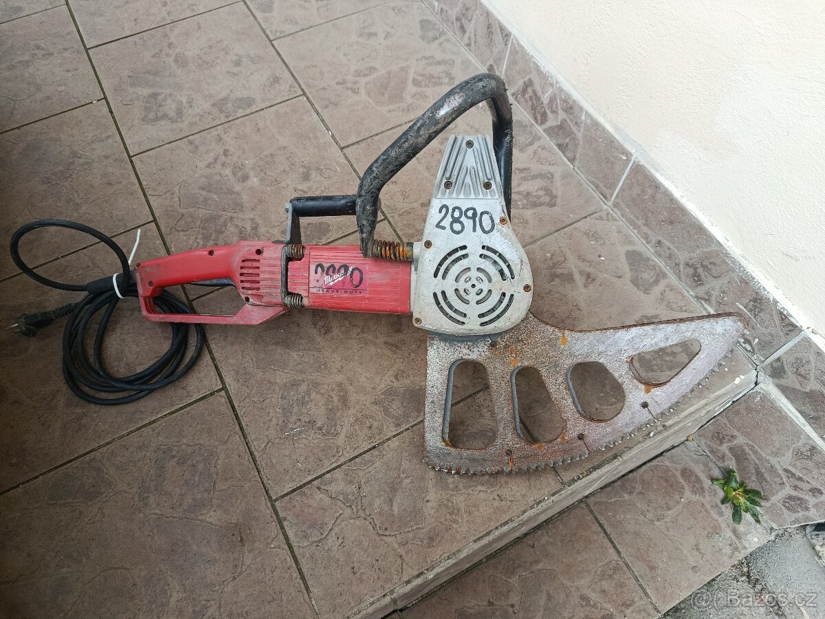 stěnová pila milwaukee