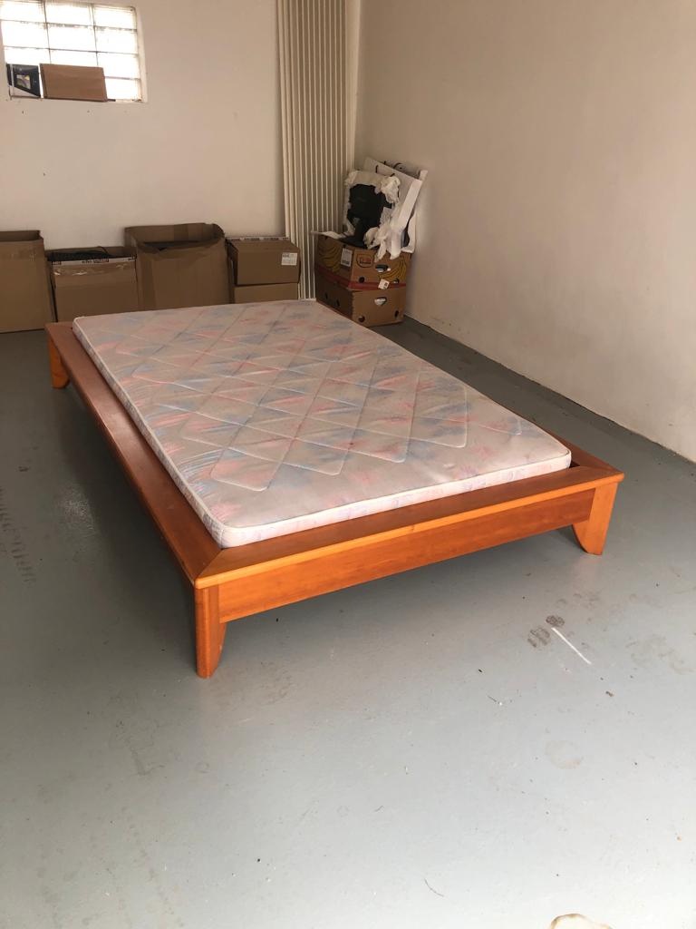 postel - dřevo masiv