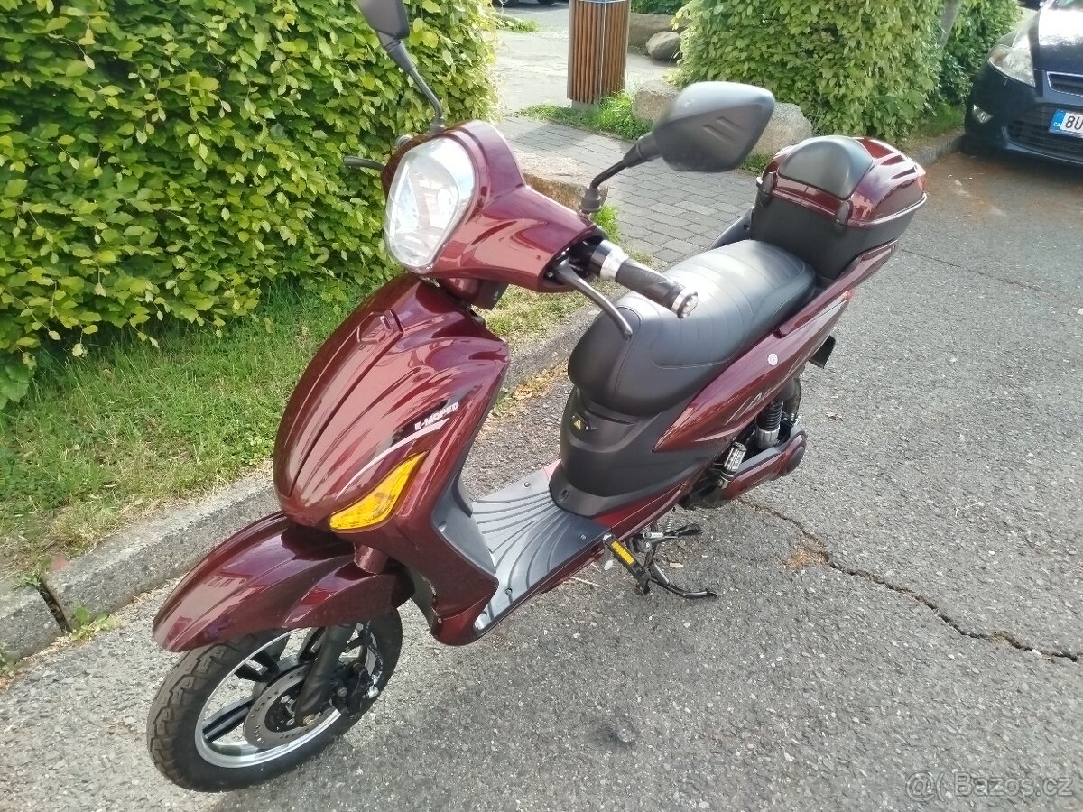 Zánovní Elektroskútr Racceway
