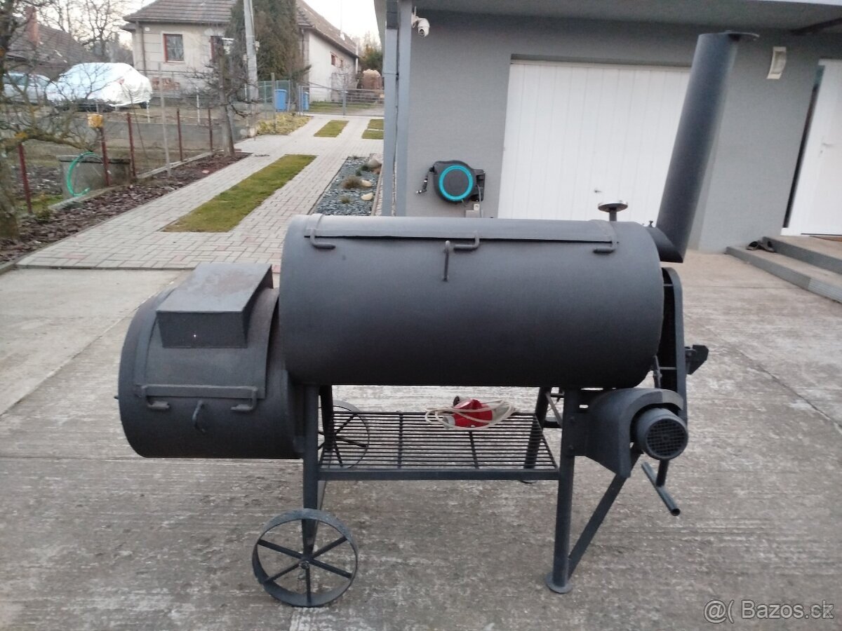 Prodám zahradní gril na kýtu, sele, kuřata