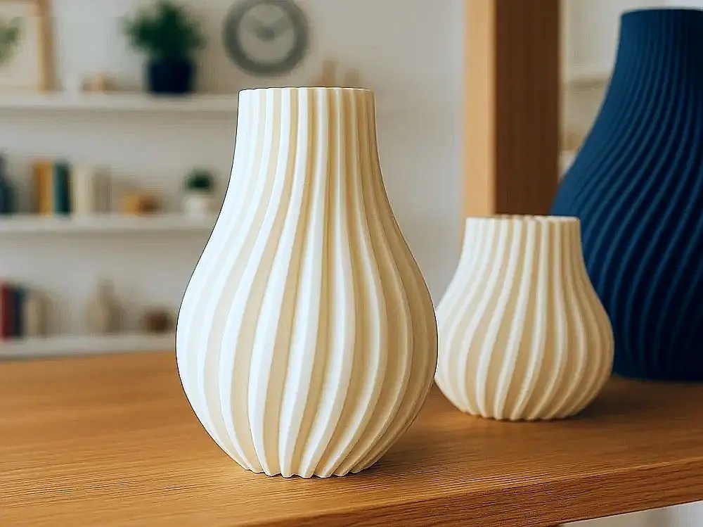 Dekorativní váza s elegantním spirálovým vzorem