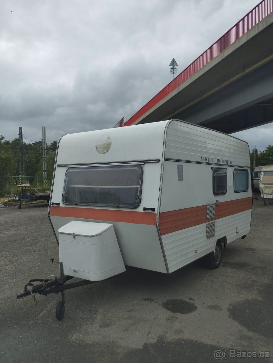 Karavan Knaus 400 na pevné stání